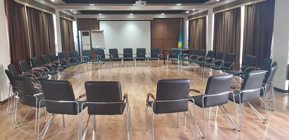 אלמטי Saraishyq Hotel מראה חיצוני תמונה
